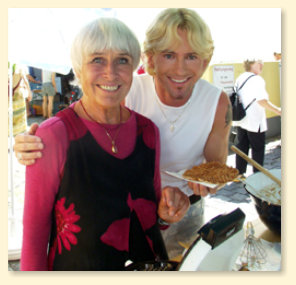 Barbara Rütting und Mark  beim Waffelbacken