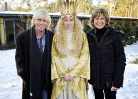 Mark Lorenz und Dagmar Wöhrl mit Christkind.