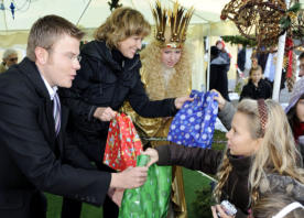 Tierheim-Präsidentin Dagmar Wöhrl, das Christkind und Markus König, Vorsitzender des Tierschutzvereins beschenken die Kinder bei der Waldweihnacht. 